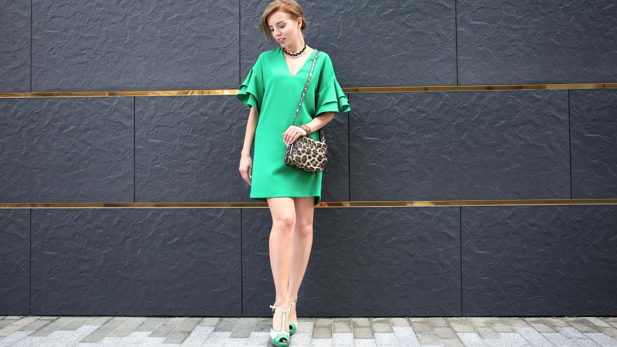 Woman wearing a green dress styled with matching shoes – what color shoes go with a green dress