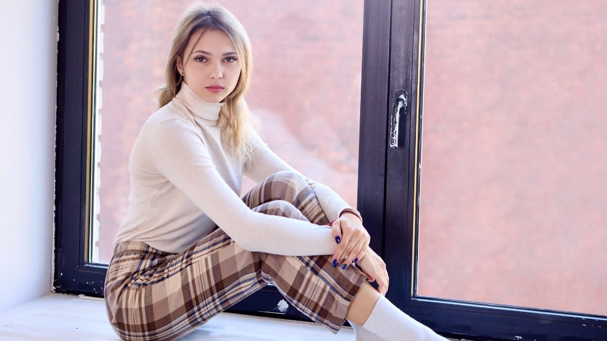 What to wear with plaid pants – women’s outfit styled with plaid trousers
