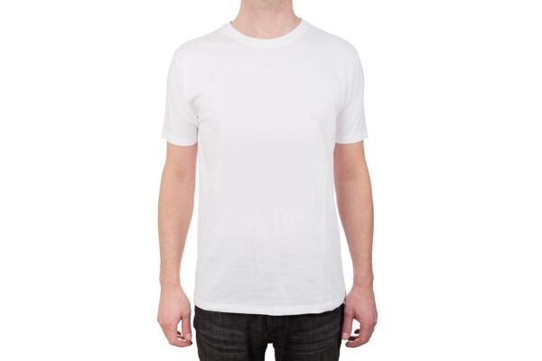 Man wearing Gildan Men’s Crew white T-shirt